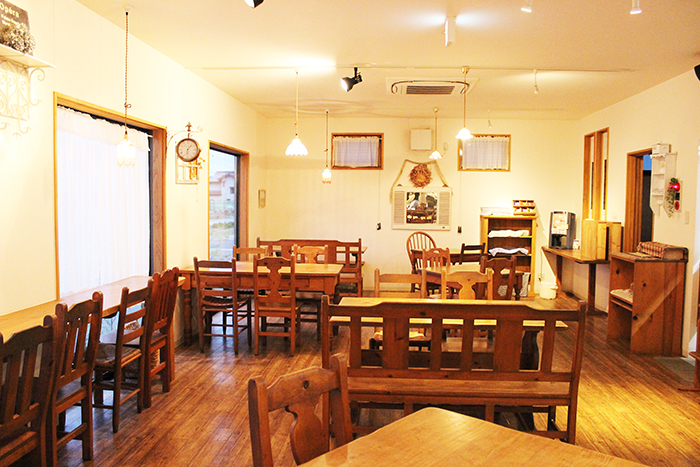 春日井市の雑貨＆カフェ「ブッシュドプーレ」のホームページ制作しています。