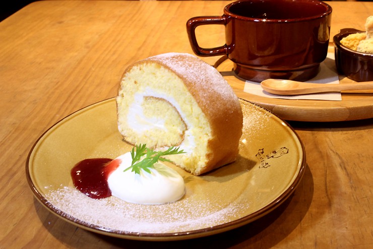 店内で大人気のロールケーキを撮影しました。